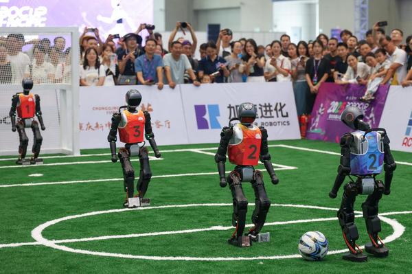9月5日，觀眾在2025世界智能產業博覽會上觀看人形機器人足球賽。新華社記者 陳誠 攝 