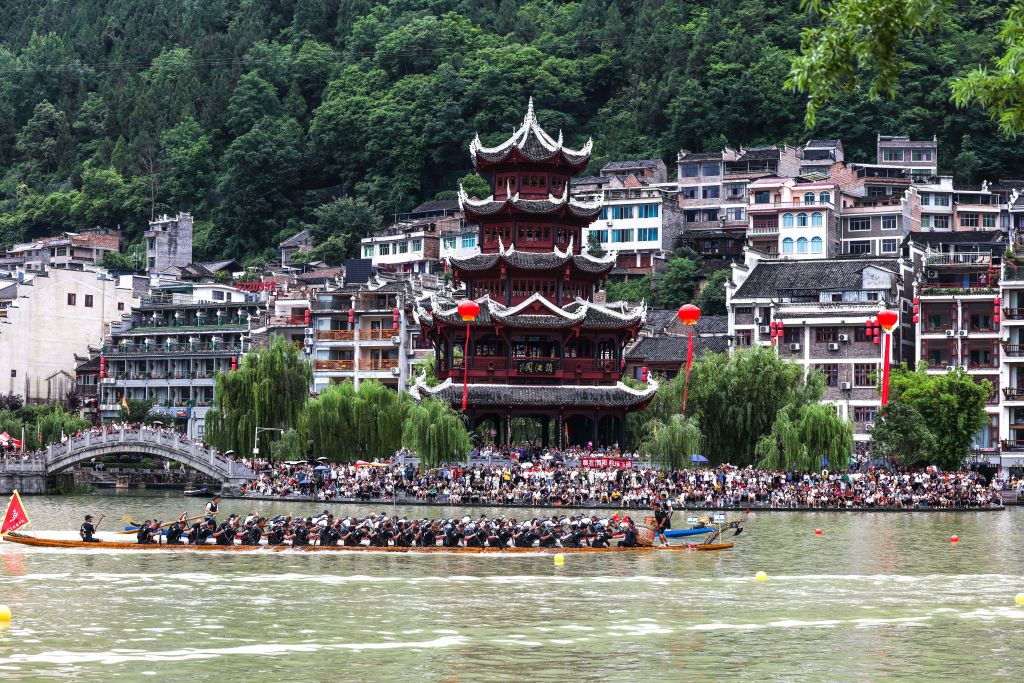 6月19日，參賽代表隊在貴州省鎮遠古城進行龍舟比賽。新華社記者 楊文斌 攝 